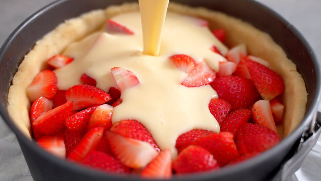 Полуничний пиріг зі сметанною заливкою