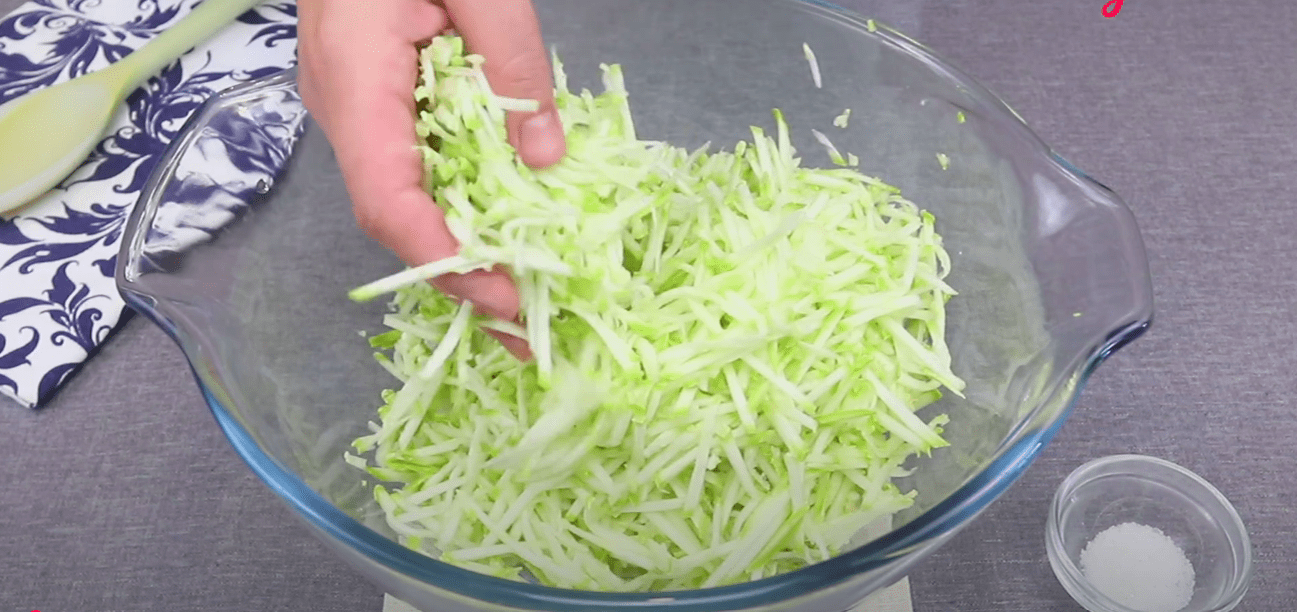 Кулінарка розповіла, який салат можна приготувати з молодих кабачків