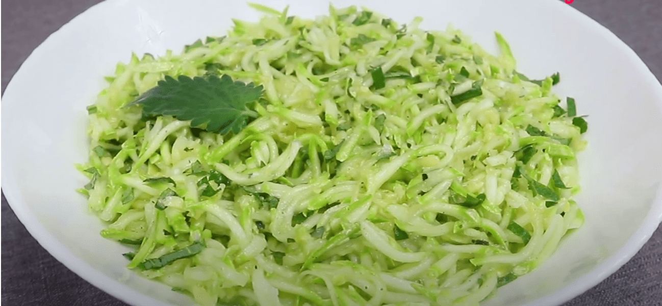Кулінарка розповіла, який салат можна приготувати з молодих кабачків