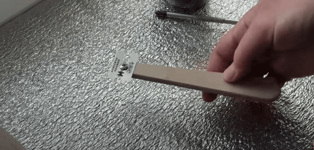 Городники показали простий інструмент для проріджування моркви