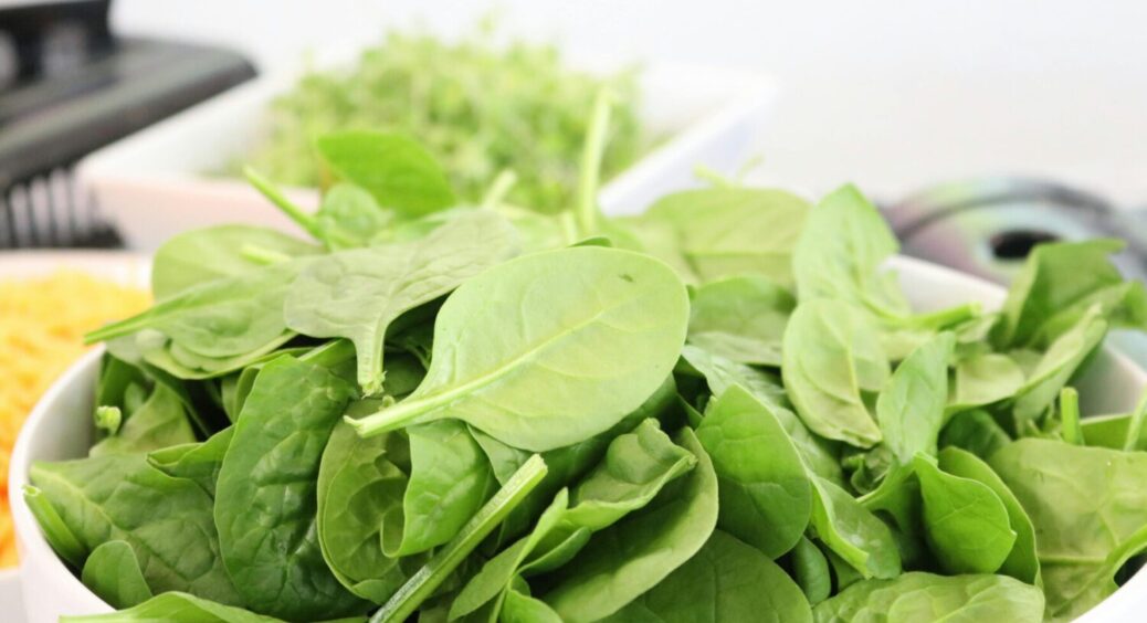 Божевільно смачний і корисний салат, бо знижує холестерин і його завжди мало – хочеться ще і ще 