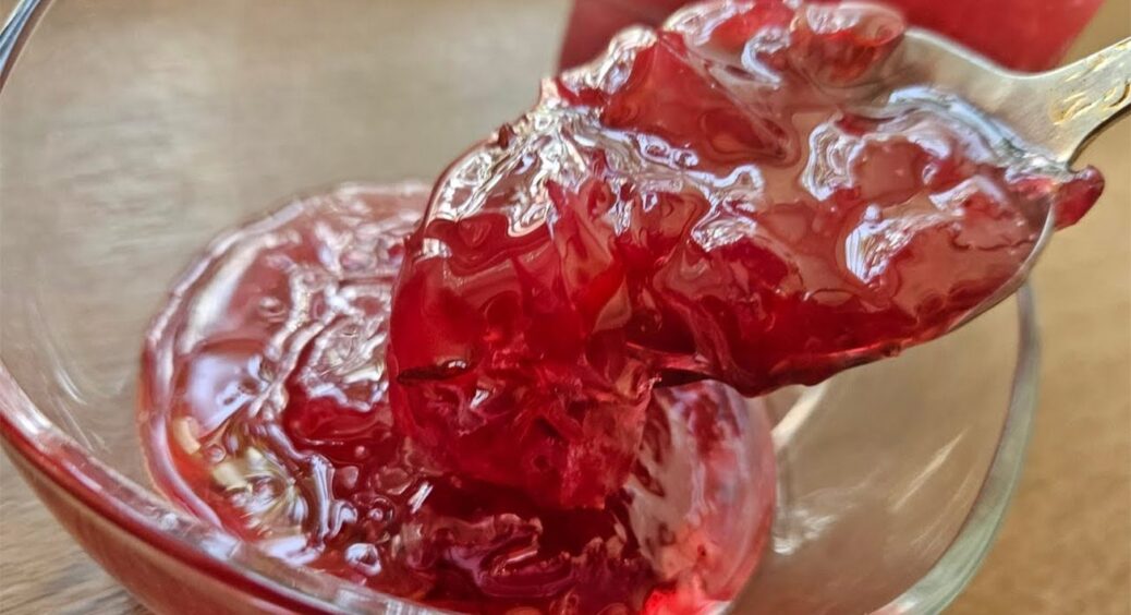 Знам’янчанки не проходять мимо кущів чайних троянд: збирають пелюстки, готують ароматне варення 