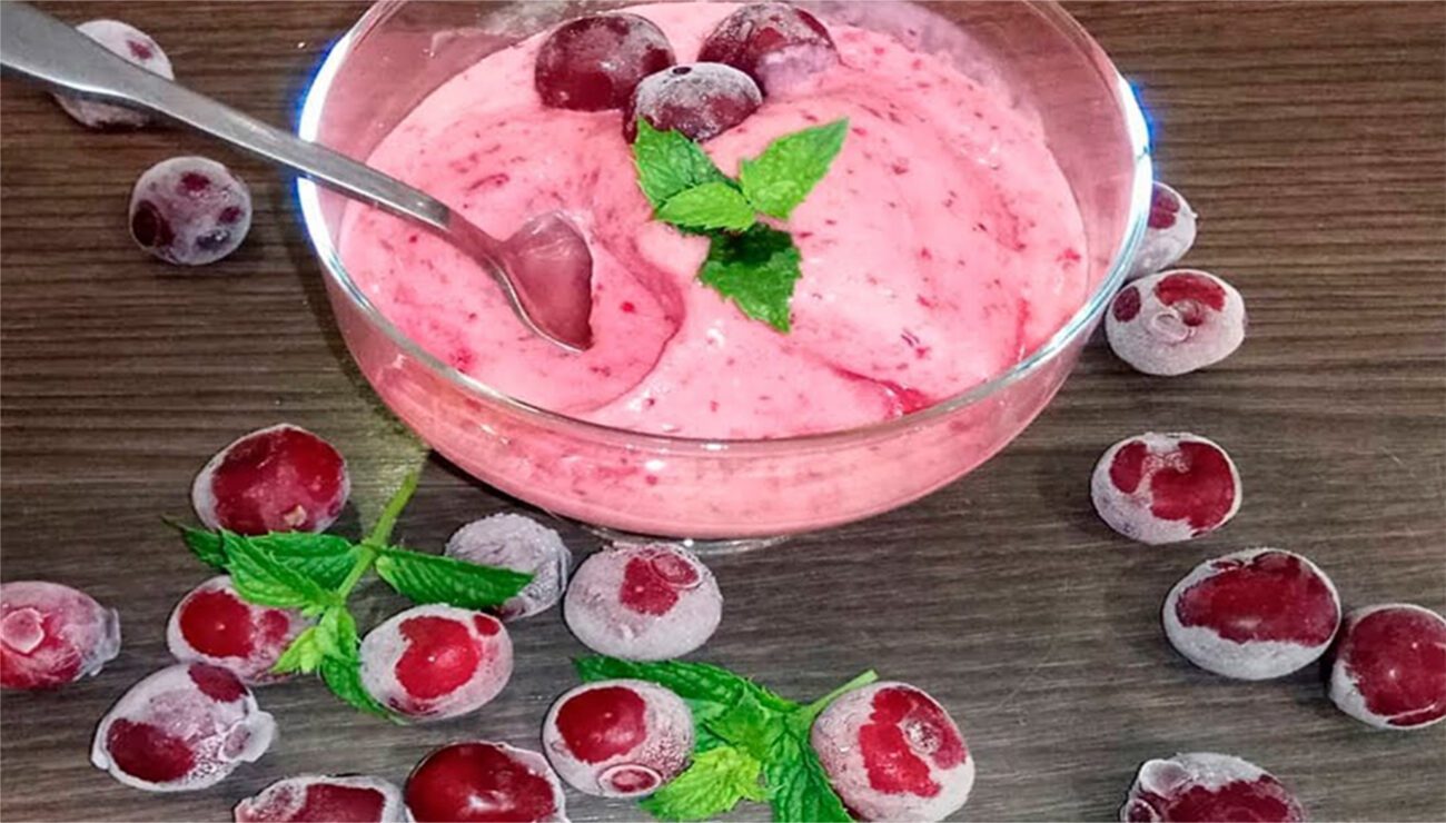 Фруктове морозиво з вишень та згущеного молока