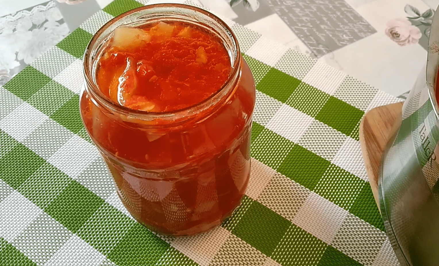 Рецепт смачного і пряного салату з кабачків на зиму