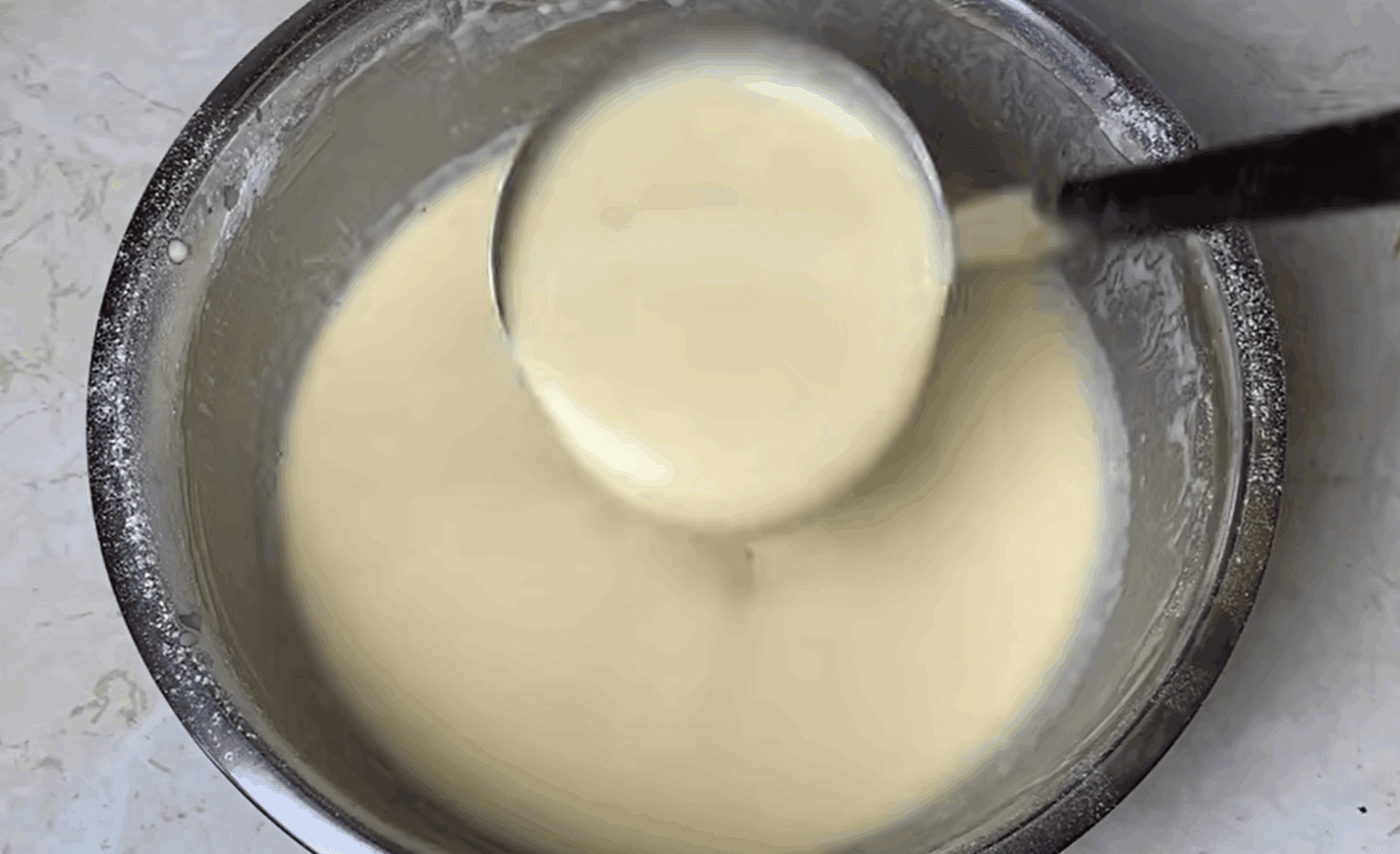 Рецепт смачних тоненьких млинців на гарячій воді без молока