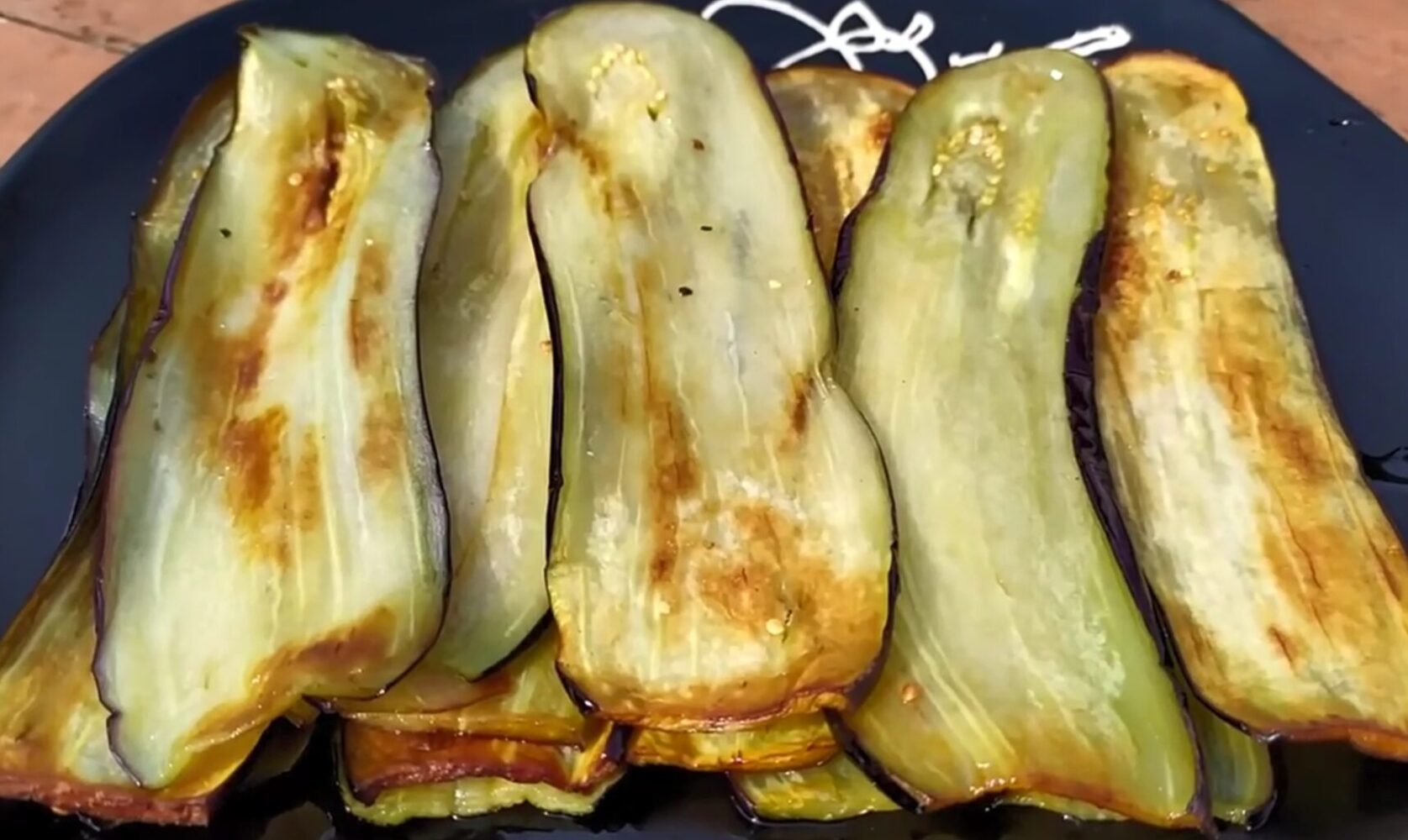 Рецепт смачних і пікантних рулетиків з баклажанів з часником і сиром