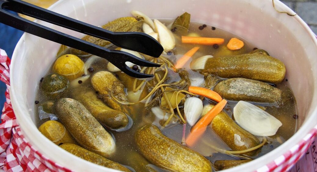 3 рецепти маринадів для огірків: від класичного до пряного – від вправних одеських господинь 