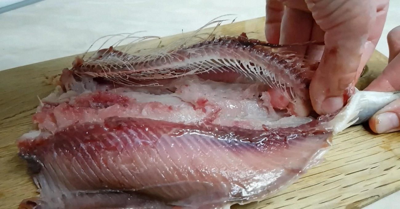 Шеф-кухарка поділилася способом швидкого розбирання оселедця на філе