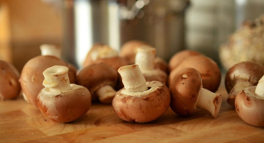 Чи потрібно промивати гриби перед приготуванням: 1 зрозуміле роз’яснення експертів 