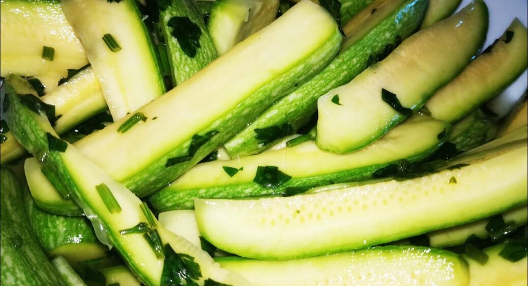 6 банок за вечір – кабачки мариную без стерилізації: рецепт зібрав 1000 прохань поділитися ним 