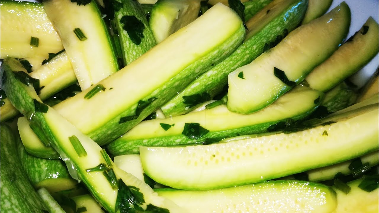 Кулінари розповіли, як смачно приготувати кабачки холодного посолу 