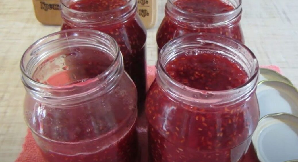 Варення з цієї ягоди затьмарить малинове та полуничне на всі 100: готується просто і швидко 