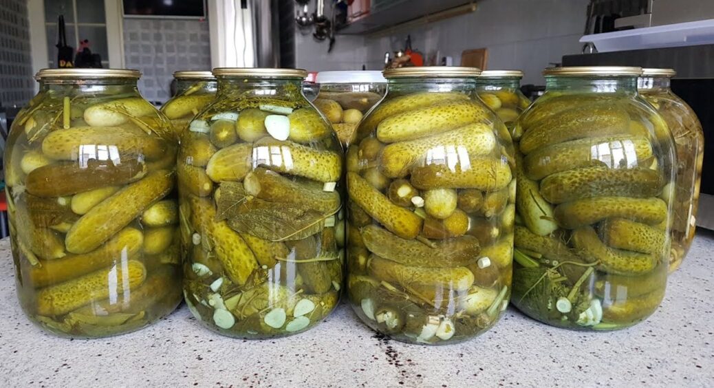Бочкові огірки на зиму без оцту: мій секретний рецепт, який роками випрошує свекруха 
