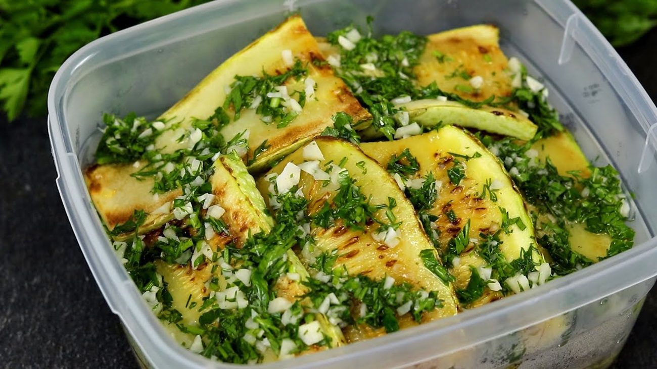 Рецепт смачних і пікантних кабачків з кропом і часником