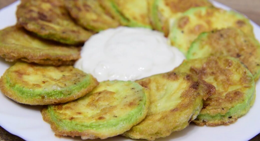 Знайшла в холодильнику 1 кабачок і 2 яйця. Ось що приготувала – рецепт закуски для лінивих 