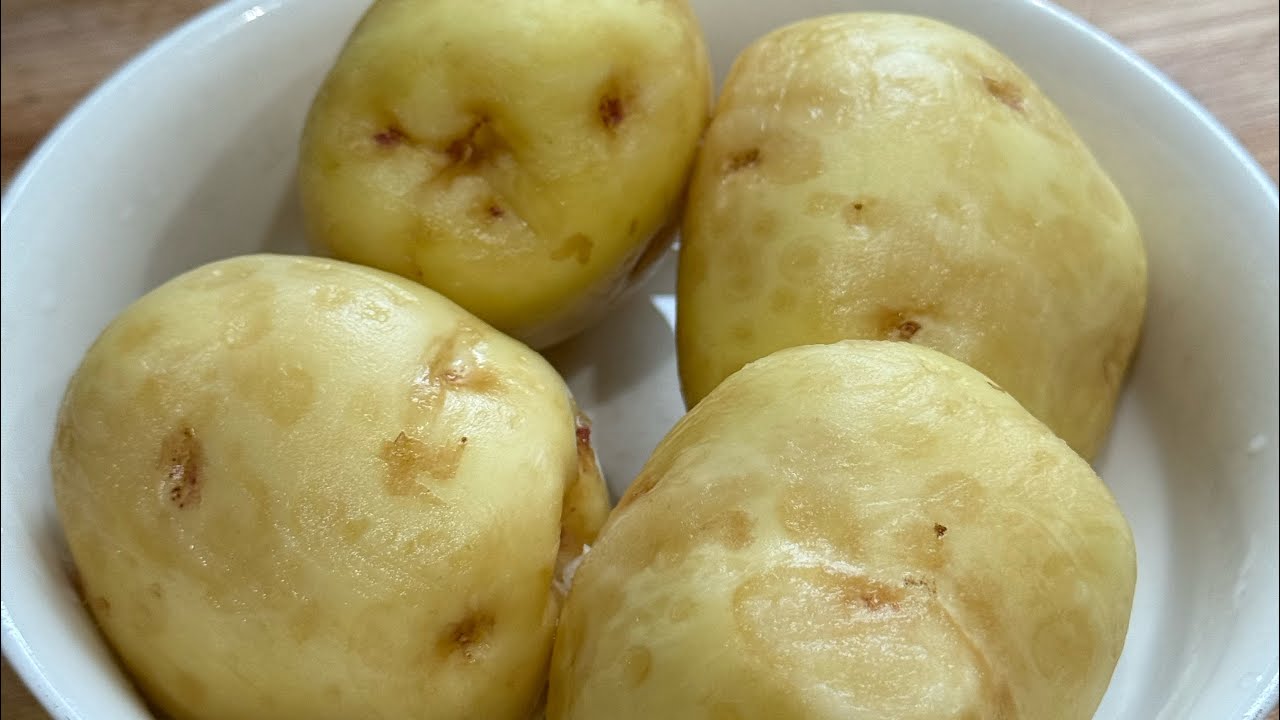 Експерти розповіли, як швидко почистити молоду картоплю