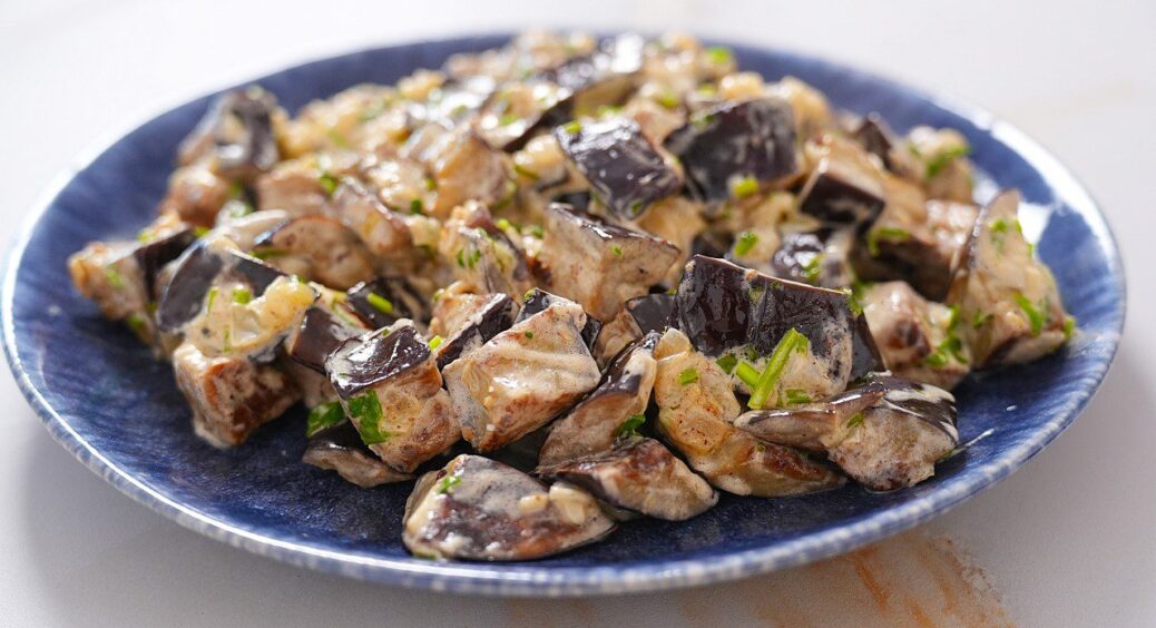 Рецепт оригінальної заготовки на зиму: баклажани-грибочки, від яких за вуха не відтягнеш 