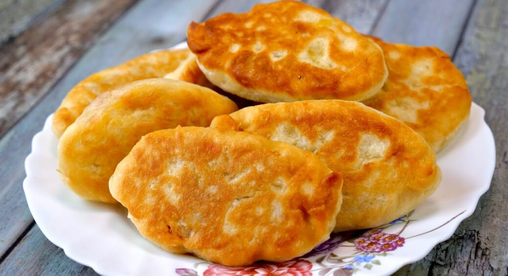 Без борошняного безладу на кухні: рецепт пиріжків, де з 3 інгредієнтів виходить повна миска 