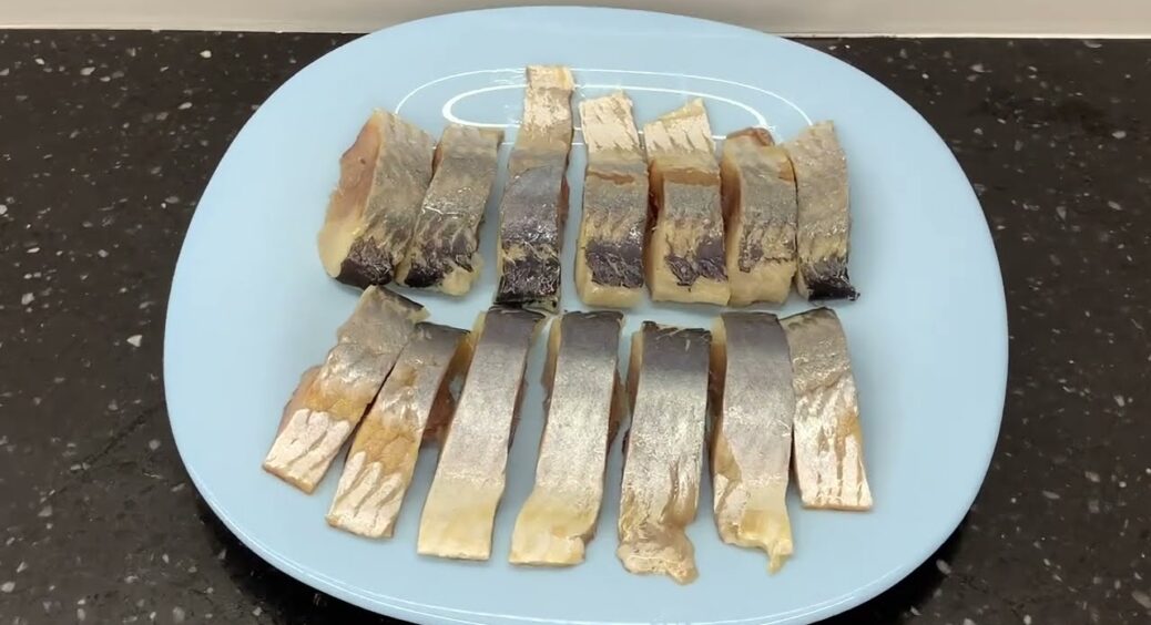 Оселедець “в банці” без жодної краплі олії: риба виходить ніжною, що кістки буквально тануть 