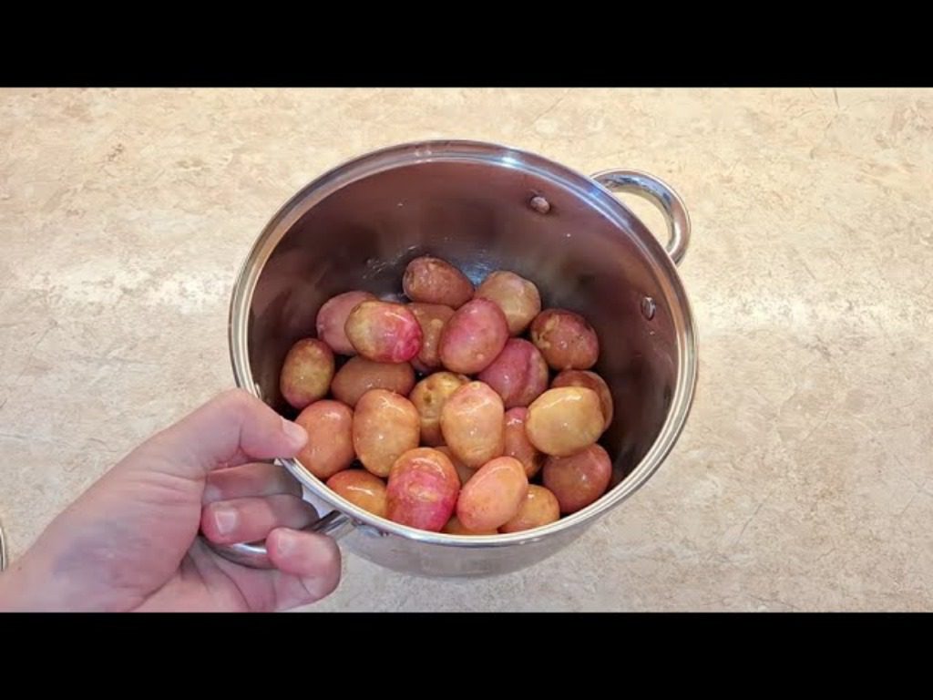 Експерти розповіли, як швидко почистити молоду картоплю