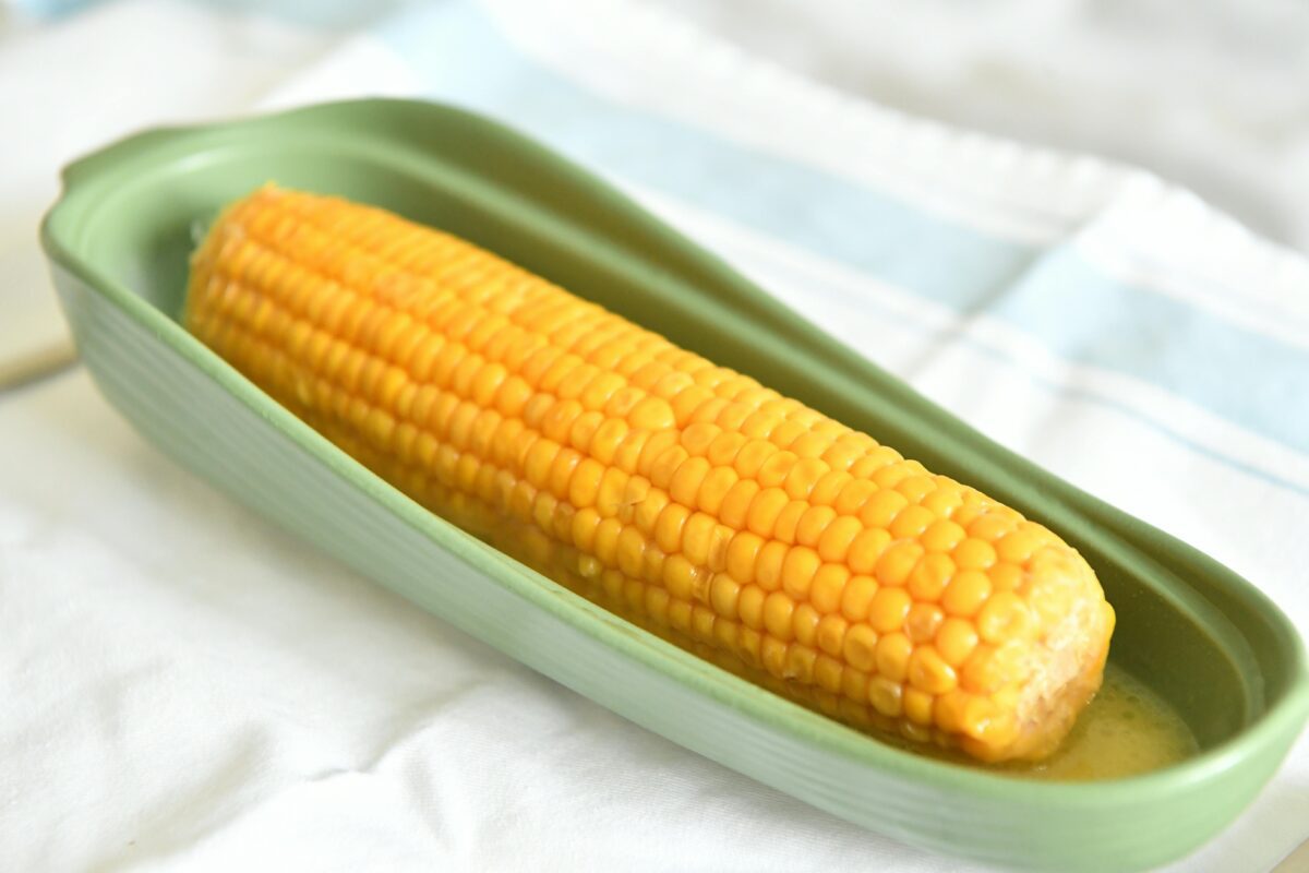 Кулінари пояснили, чим слід мазати свіжу варену кукурудзу з городу в 2025 році