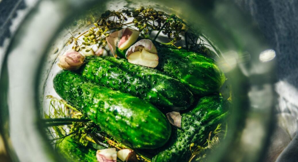 Огірочки “від баби Зіни”: вже 20 років це найкращий рецепт для мене – без стерилізації 