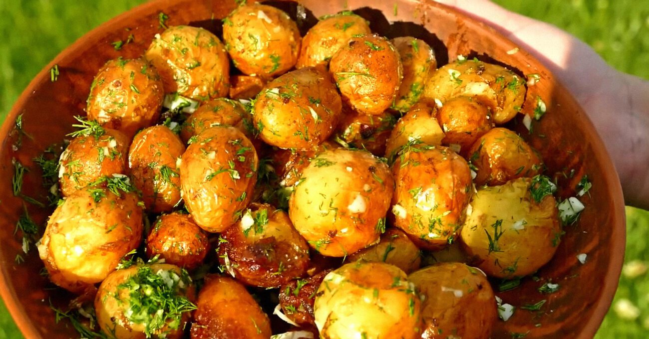 Кухарі показали рецепт картоплі з соусом за закарпатською традицією