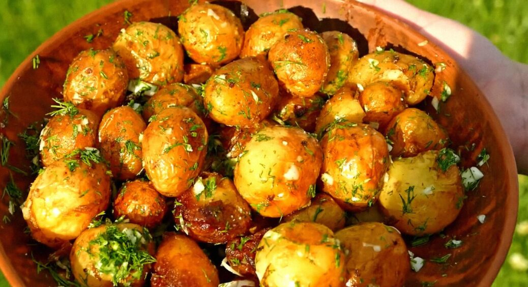 Це вау з 1-го шматочка: молода картопля у сирно-часниковому соусі – “рецепт бабусь Закарпаття” 