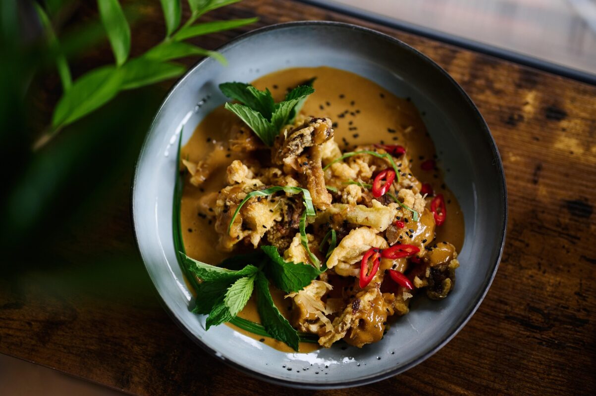 Кулінари пояснили, як використовувати пелюстки різних квітів у стравах літа-2025