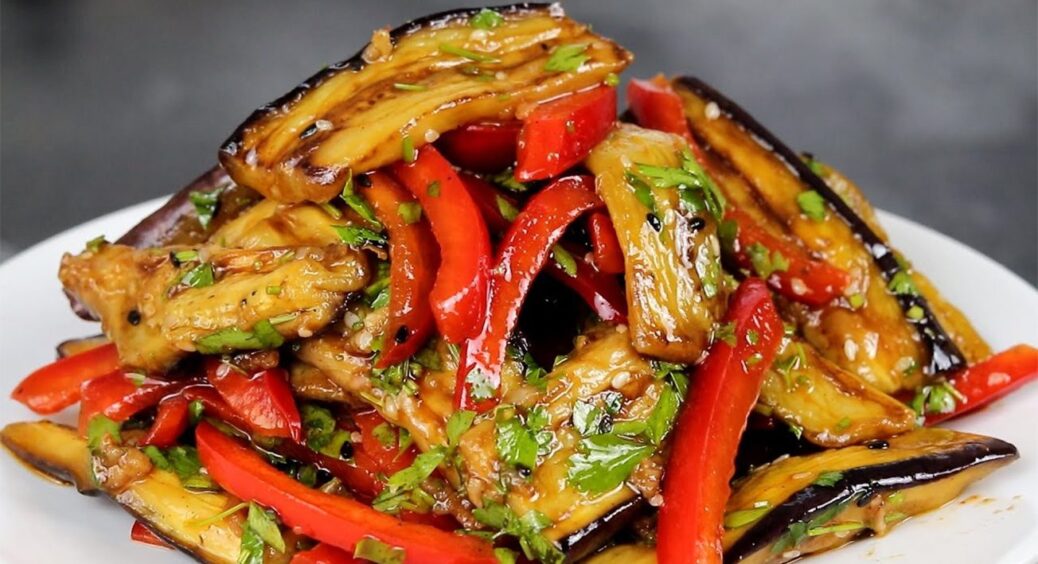 У Чернівцях баклажани не лише смажать: потрібно готувати відразу подвійну порцію – дуже смачно 