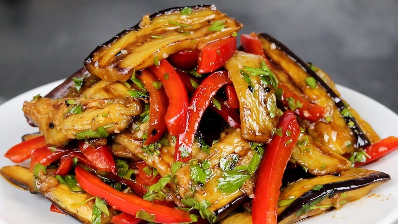 Кулінар поділився рецептом неймовірних баклажанів під соусом