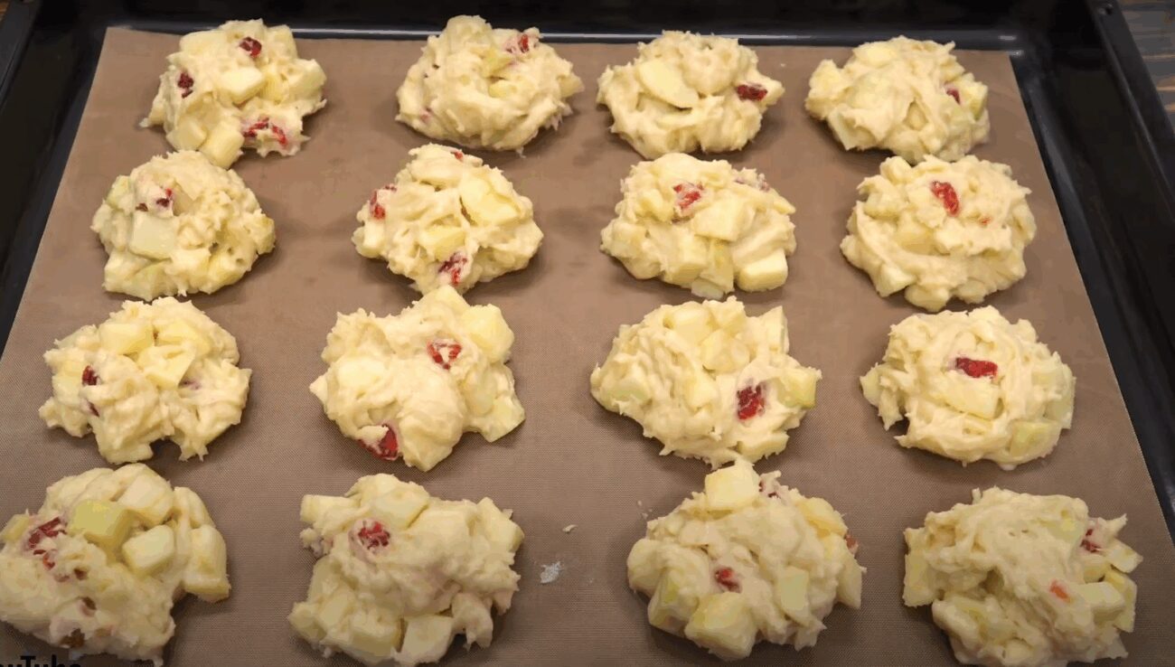 Рецепт м'якого і ніжного печива з яблуками Шарлотка