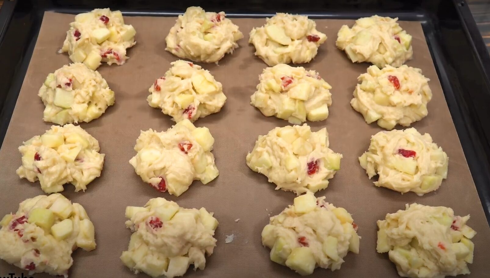 Рецепт м'якого і ніжного печива з яблуками Шарлотка