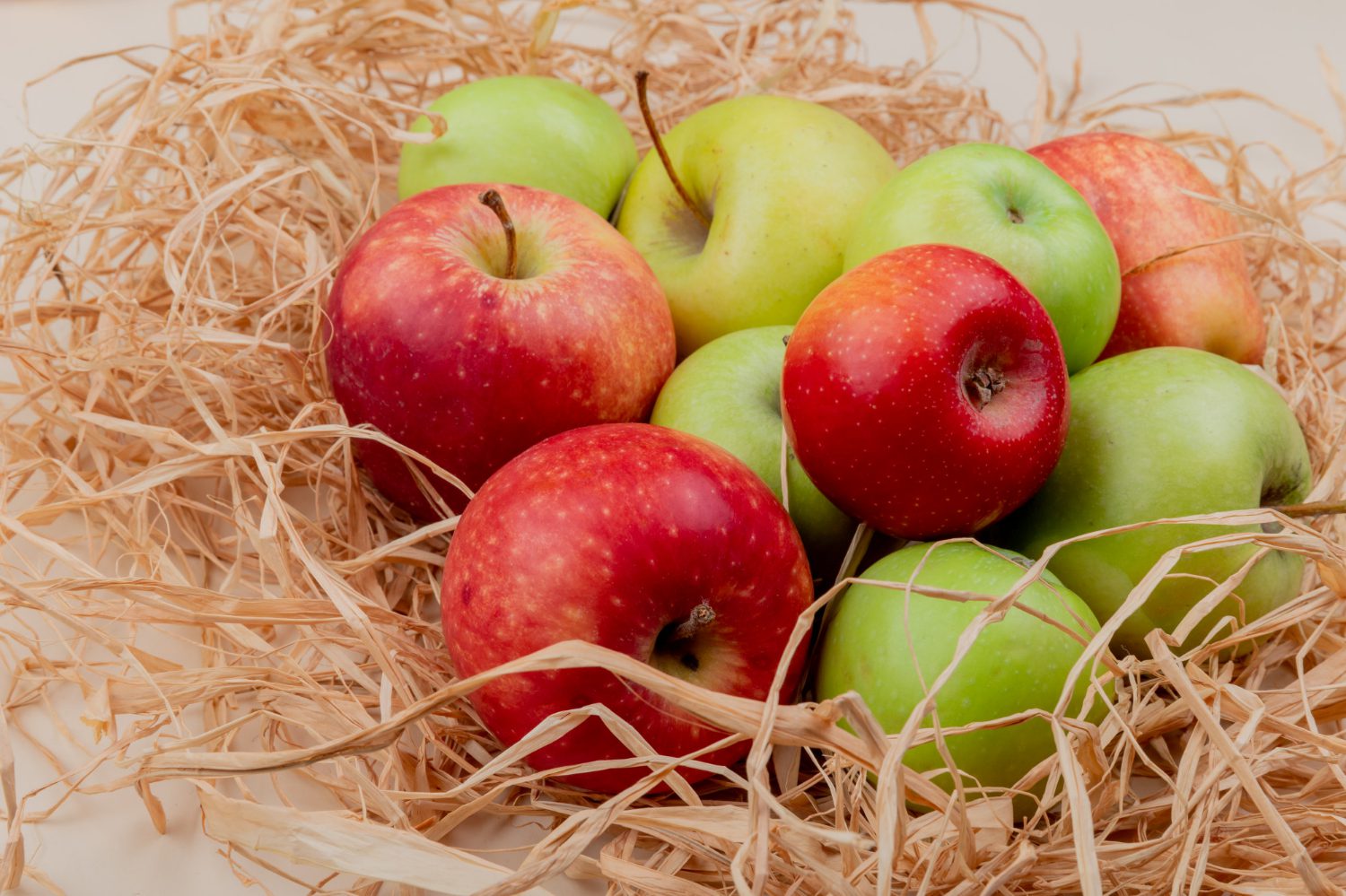 Дачники розповіли, як запобігти гниттю яблук після збору врожаю