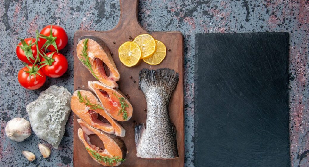 Легкі способи прибрати запах риби та цибулі з кухонної дошки: 6 хитрощів на замітку господиням 