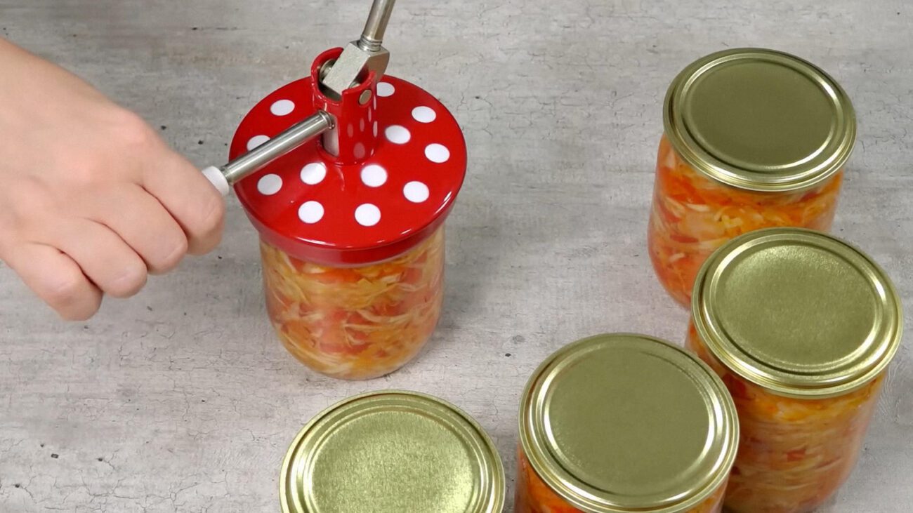 Кулінари пояснили, які банки не можна брати для консервації та чому