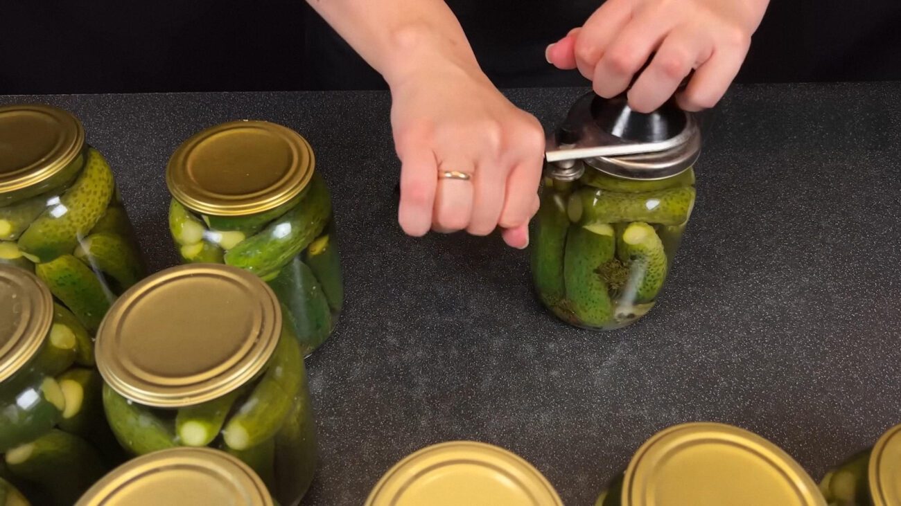 Кулінари пояснили, які банки не можна брати для консервації та чому