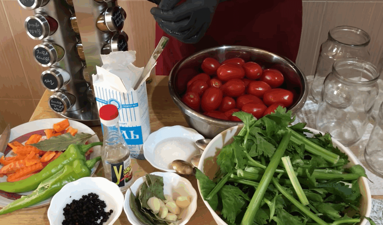 Експерти розповіли, яку зелень покласти у консервацію для покращення смаку