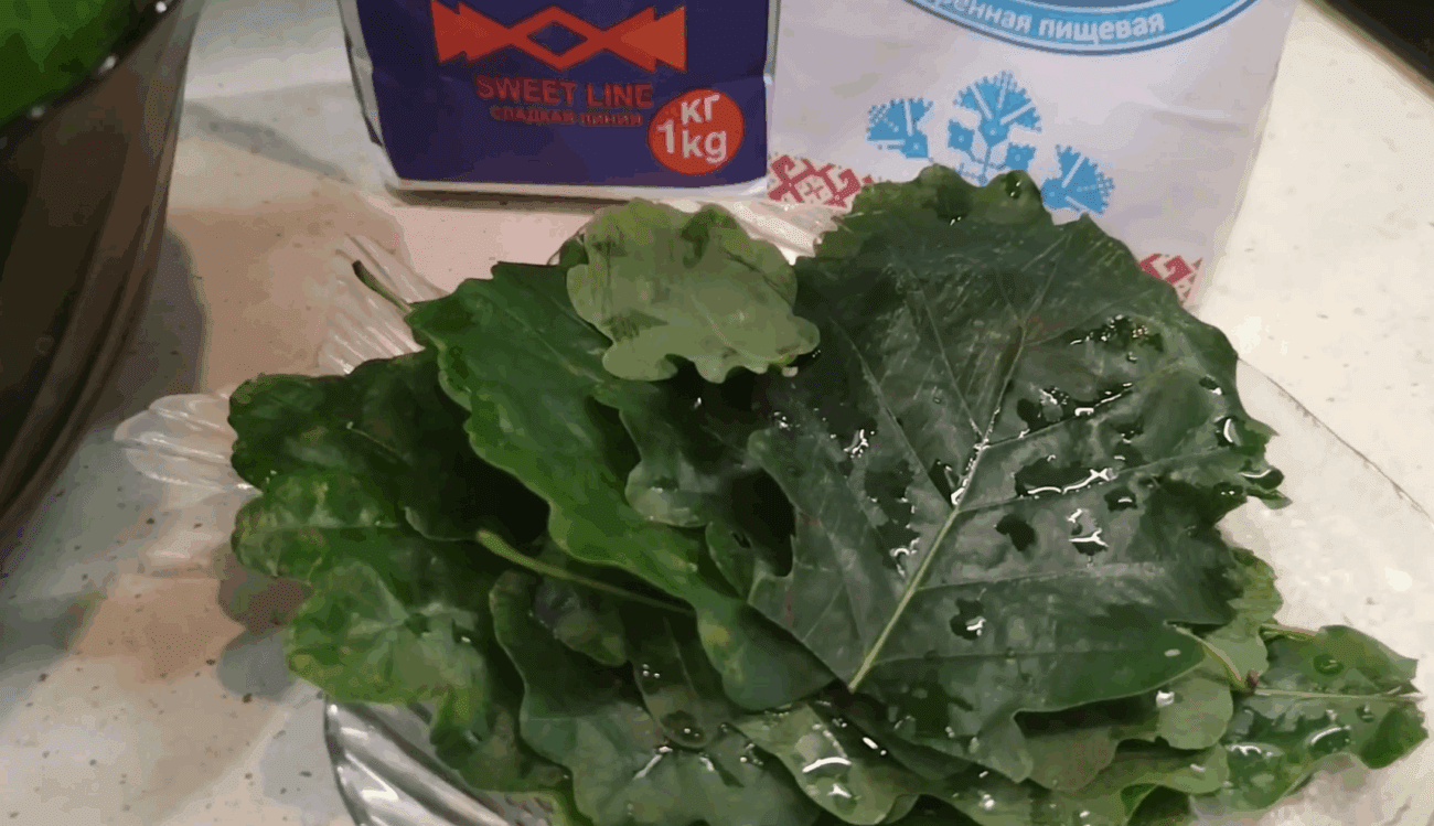 Експерти розповіли, яку зелень покласти у консервацію для покращення смаку