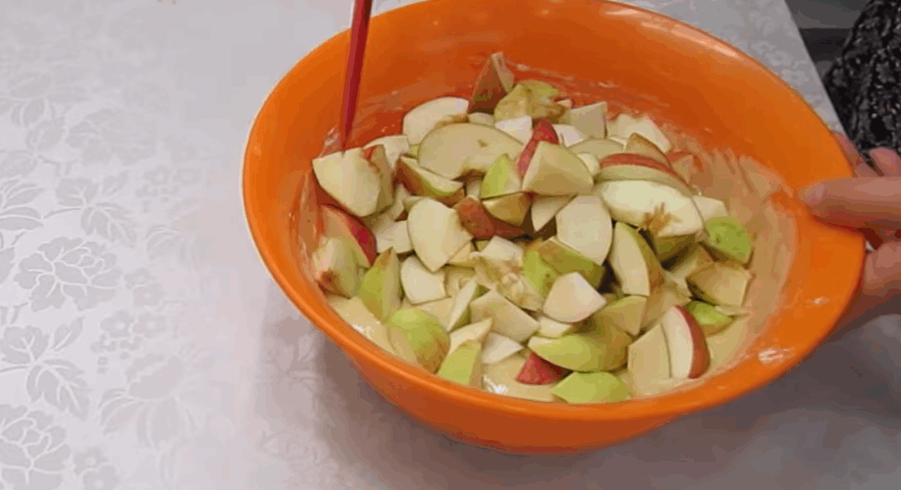 Рецепт пухкого і ніжного яблучного пирога на кефірі