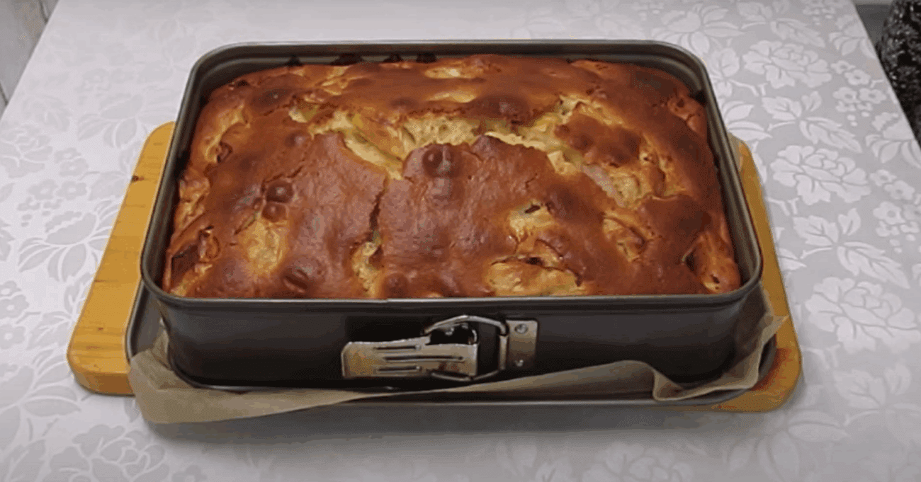 Рецепт пухкого і ніжного яблучного пирога на кефірі