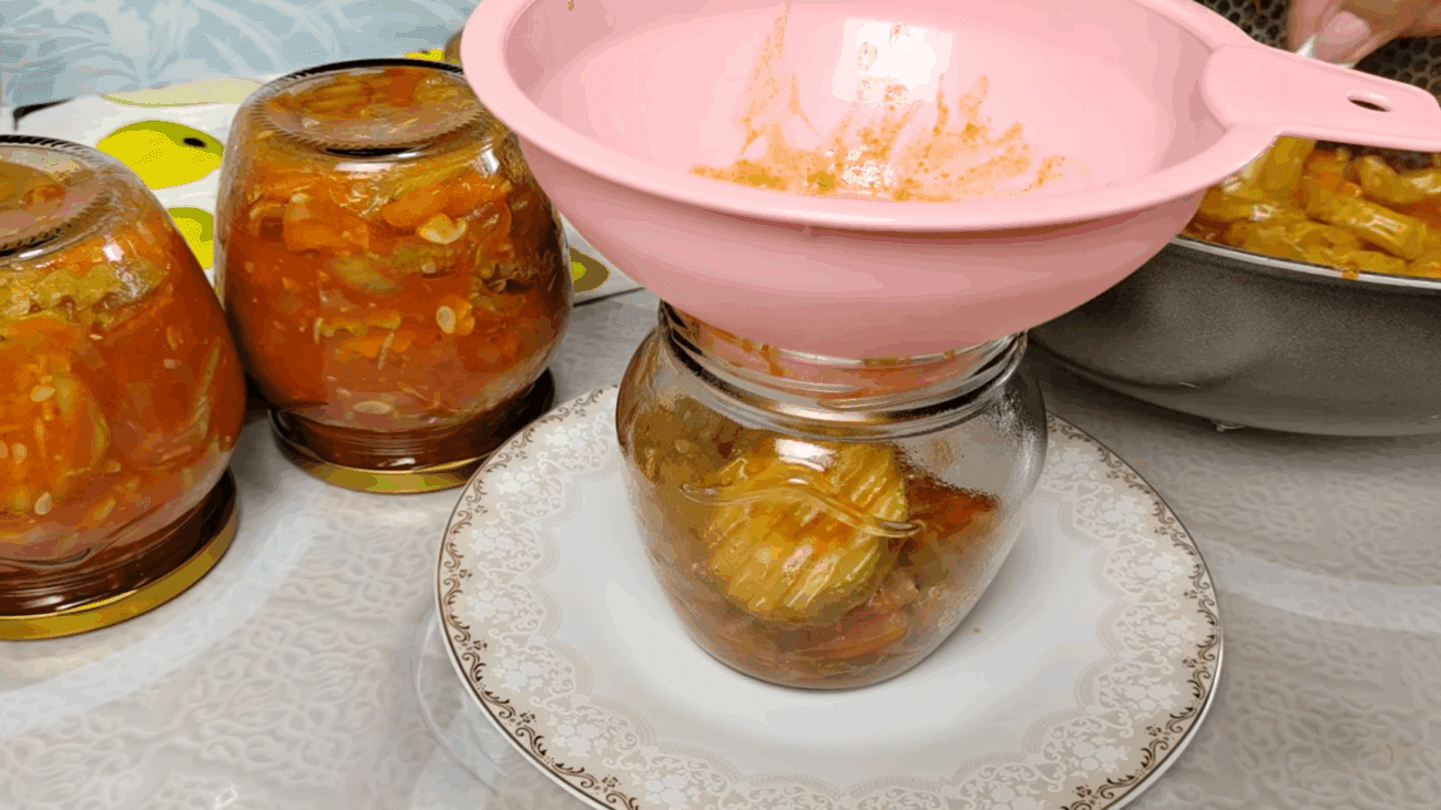 Рецепт смачних кабачків у томатному соусі на зиму