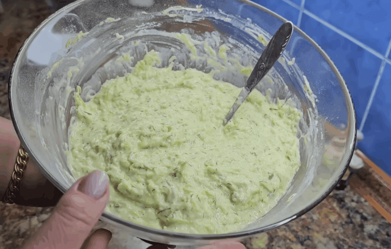 Рецепт смачних і ніжних оладок з кабачків до сніданку