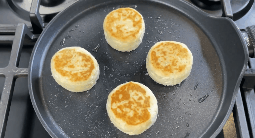 Ніякого формування руками! Домашні сирники 2в1: смажимо їх на сніданок, і вся сімʼя сита 