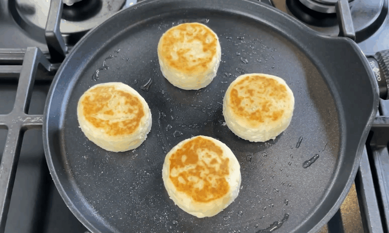 Рецепт дуже смачних і ніжних сирників без яєць і манки