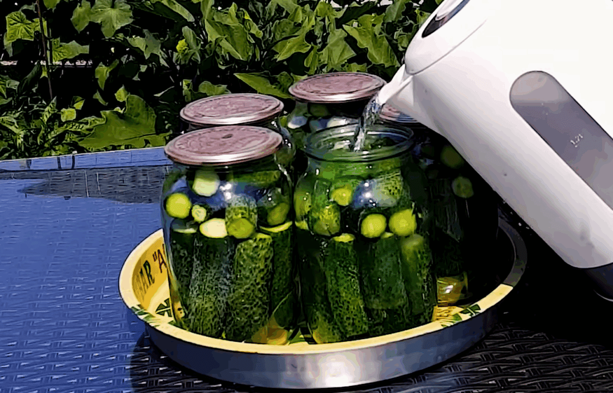 Рецепт смачних і пікантних огірків з кетчупом на зиму