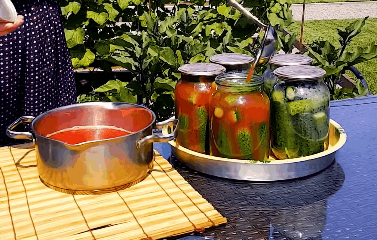 Рецепт смачних і пікантних огірків з кетчупом на зиму