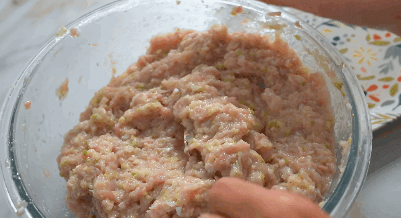 Експерти розповіли, як з грудочки фаршу приготувати багато смачних і соковитих котлет