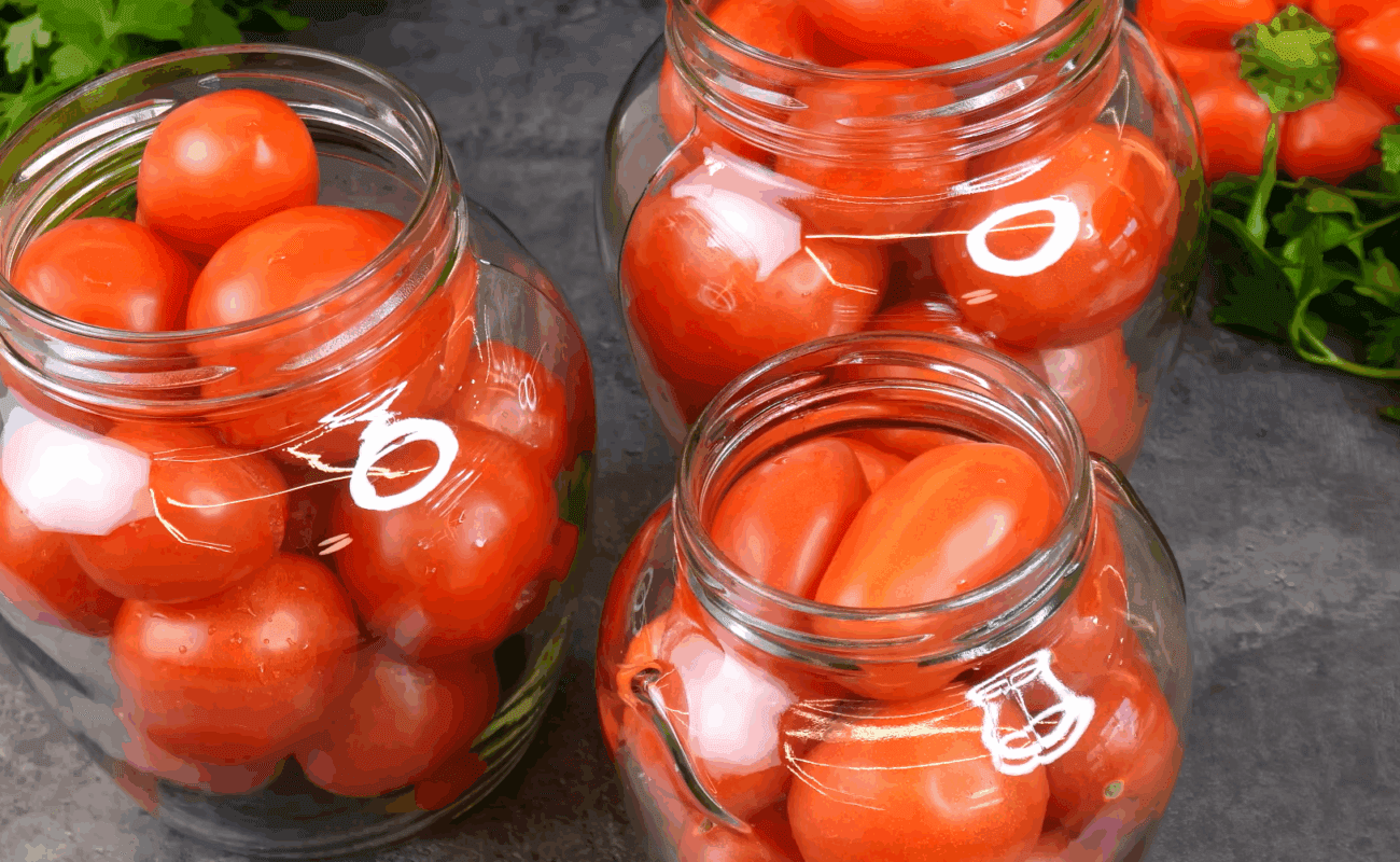 Господиня розповіла, як зробити смачні мариновані помідори