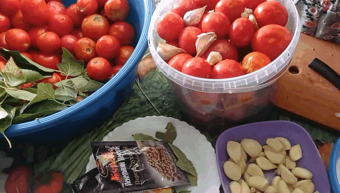 Рецепт смачних і пікантних квашених помідорів як з бочки